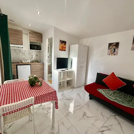 Chemin De Fer Apartment *